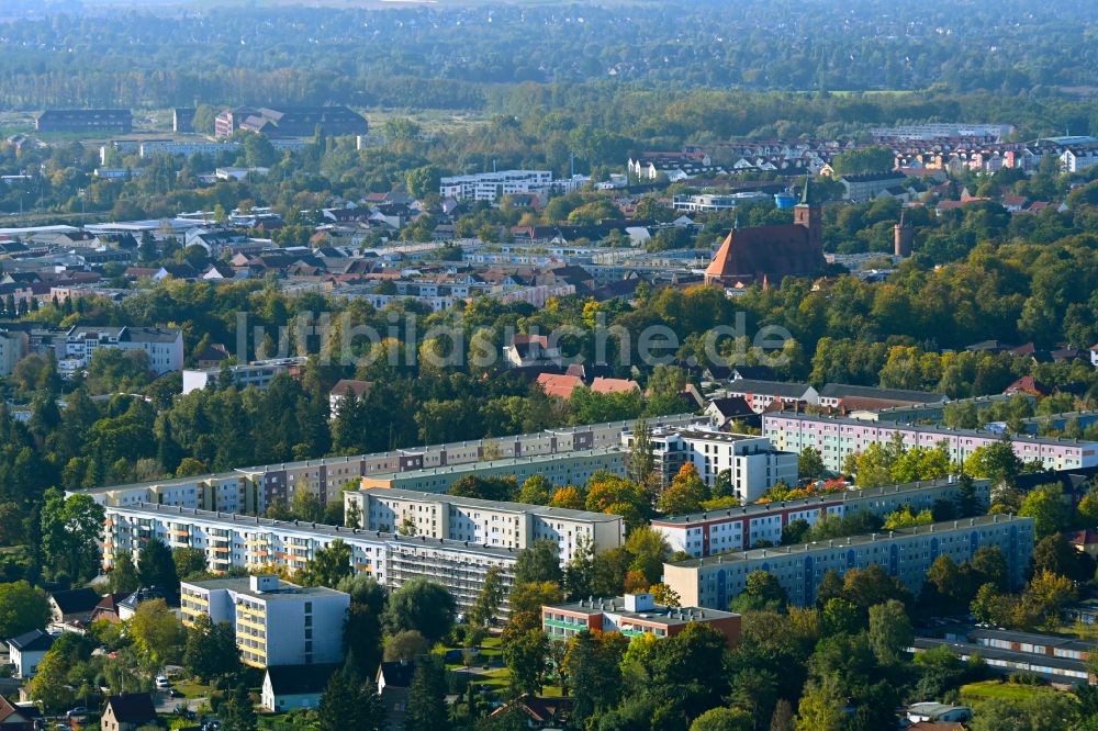 Bernau aus der Vogelperspektive: Plattenbau- Hochhaus- Wohnsiedlung in Bernau im Bundesland Brandenburg, Deutschland