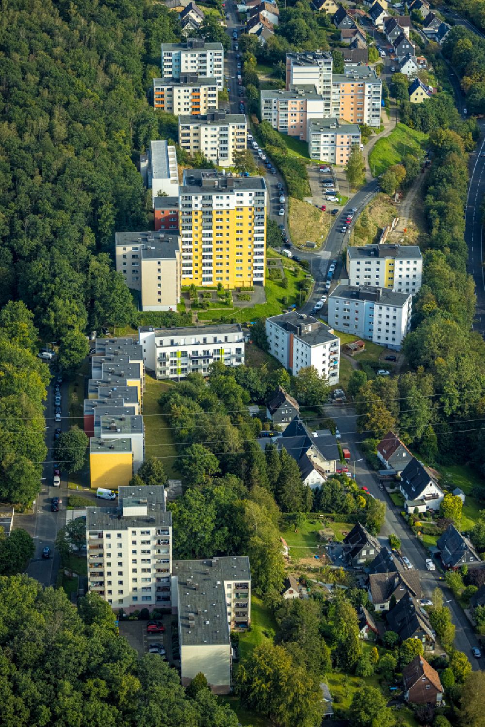 Birlenbach von oben - Plattenbau- Hochhaus- Wohnsiedlung in Birlenbach im Bundesland Nordrhein-Westfalen, Deutschland