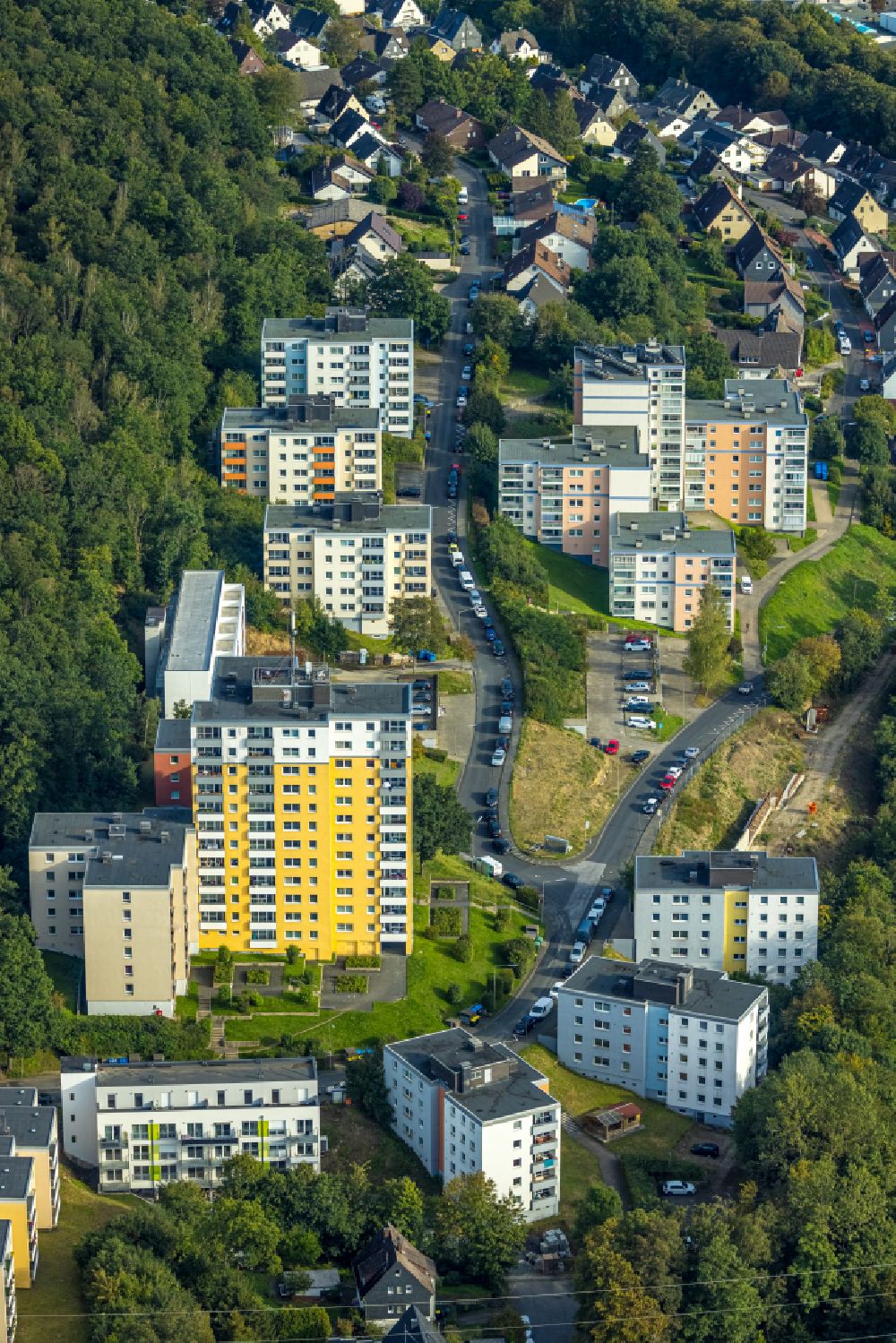 Birlenbach aus der Vogelperspektive: Plattenbau- Hochhaus- Wohnsiedlung in Birlenbach im Bundesland Nordrhein-Westfalen, Deutschland