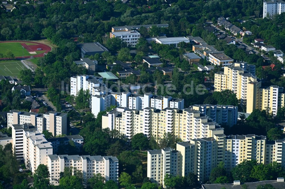Berlin von oben - Plattenbau- Hochhaus- Wohnsiedlung Am Bogen in Berlin, Deutschland