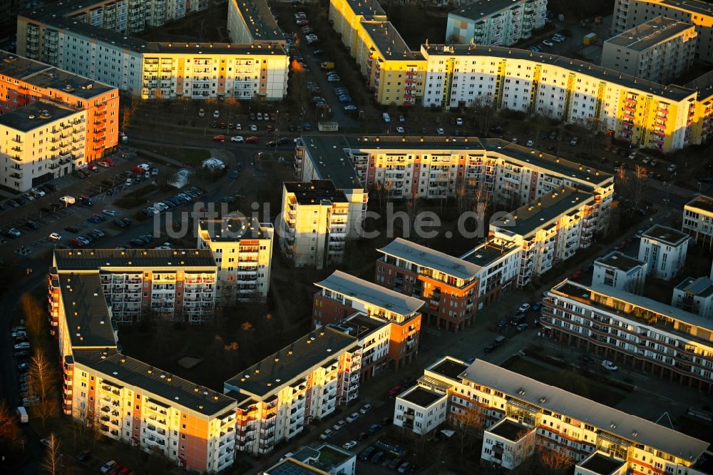 Berlin aus der Vogelperspektive: Plattenbau- Hochhaus- Wohnsiedlung Branitzer Karree in Berlin, Deutschland