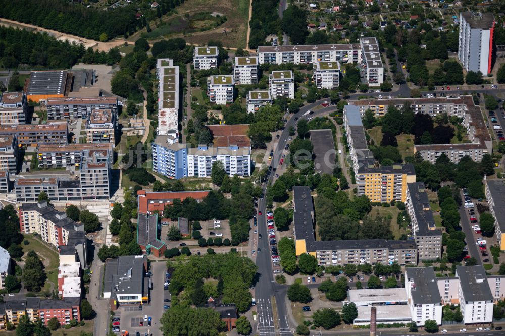 Luftaufnahme Braunschweig - Plattenbau- Hochhaus- Wohnsiedlung in Braunschweig im Bundesland Niedersachsen, Deutschland