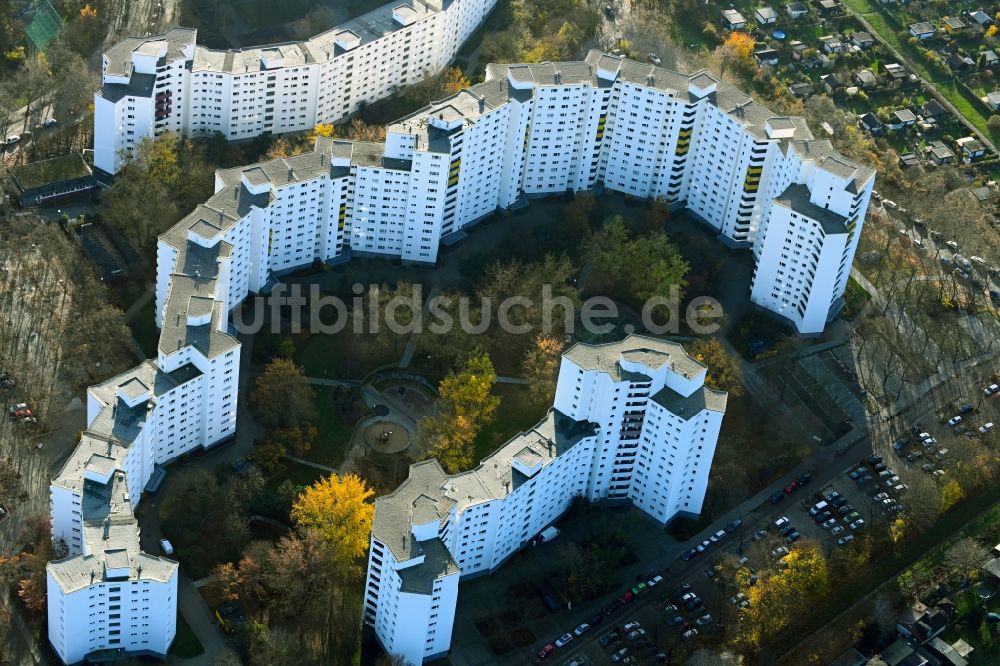 Luftaufnahme Berlin - Plattenbau- Hochhaus- Wohnsiedlung am Bruchstückgraben im Ortsteil Märkisches Viertel in Berlin, Deutschland