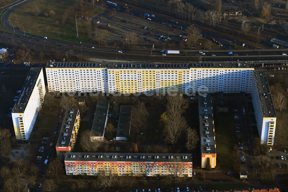 Berlin von oben - Plattenbau- Hochhaus- Wohnsiedlung an der Bundesstraße 109 im Ortsteil Pankow in Berlin, Deutschland