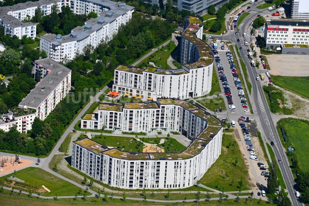 Luftaufnahme München - Plattenbau- Hochhaus- Wohnsiedlung an der Carl-Wery-Straße in München im Bundesland Bayern, Deutschland