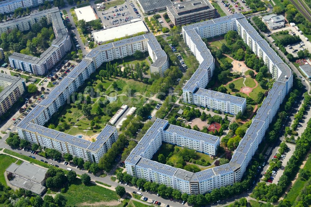 Luftbild Berlin - Plattenbau- Hochhaus- Wohnsiedlung Carola-Neher-Straße - John-Heartfield-Straße im Ortsteil Hellersdorf in Berlin, Deutschland