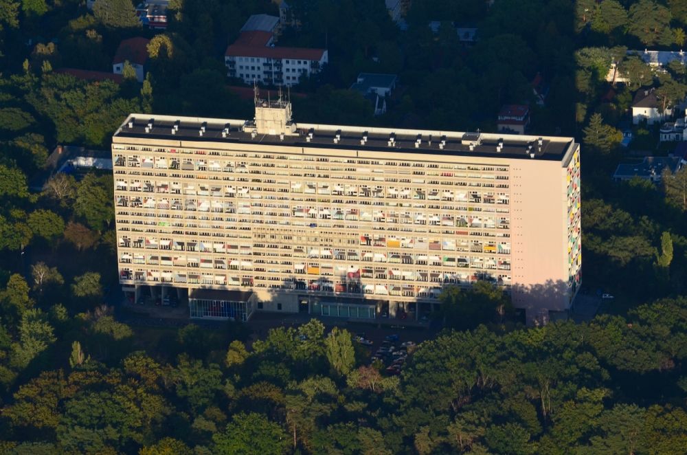 Berlin aus der Vogelperspektive: Plattenbau- Hochhaus- Wohnsiedlung Corbusierhaus im Ortsteil Westend in Berlin, Deutschland