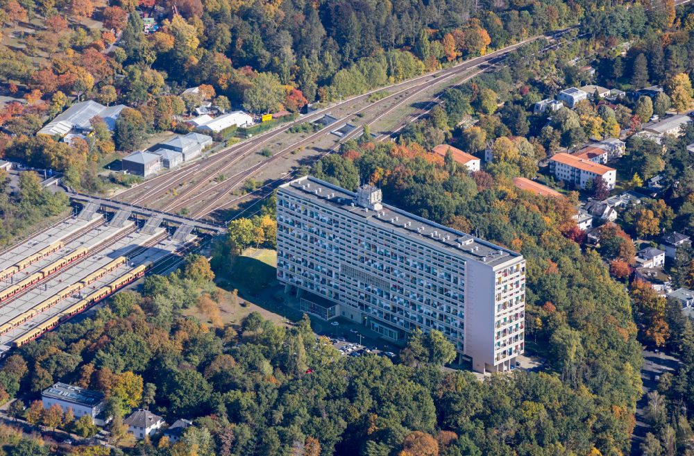 Luftaufnahme Berlin - Plattenbau- Hochhaus- Wohnsiedlung Corbusierhaus im Ortsteil Westend in Berlin, Deutschland