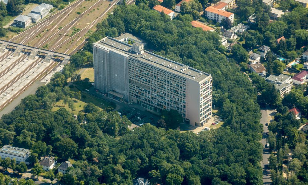Luftaufnahme Berlin - Plattenbau- Hochhaus- Wohnsiedlung Corbusierhaus im Ortsteil Westend in Berlin, Deutschland
