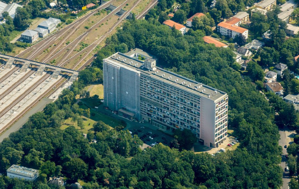 Berlin von oben - Plattenbau- Hochhaus- Wohnsiedlung Corbusierhaus im Ortsteil Westend in Berlin, Deutschland