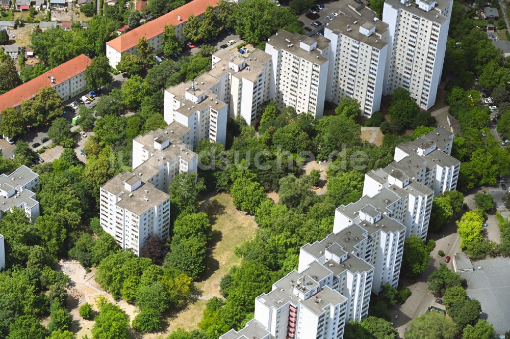 Berlin von oben - Plattenbau- Hochhaus- Wohnsiedlung Dammwegsiedlung - Weiße Siedlung im Ortsteil Neukölln in Berlin, Deutschland