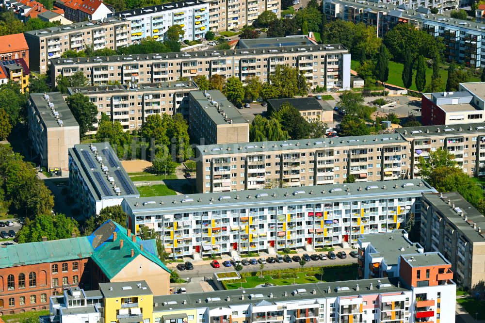 Luftaufnahme Dessau - Plattenbau- Hochhaus- Wohnsiedlung in Dessau im Bundesland Sachsen-Anhalt, Deutschland