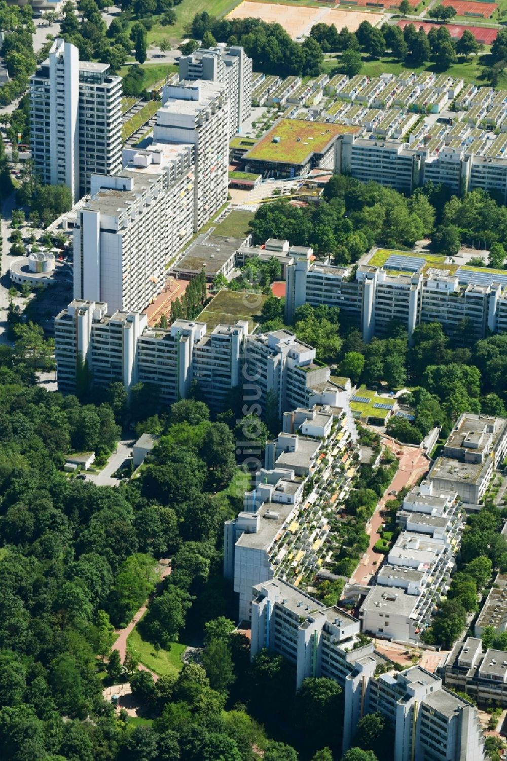 Luftaufnahme München - Plattenbau- Hochhaus- Wohnsiedlung am ehemaligen Olympischen Dorf in München im Bundesland Bayern, Deutschland