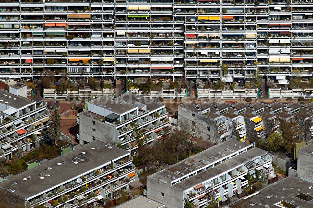 München aus der Vogelperspektive: Plattenbau- Hochhaus- Wohnsiedlung am ehemaligen Olympischen Dorf in München im Bundesland Bayern, Deutschland