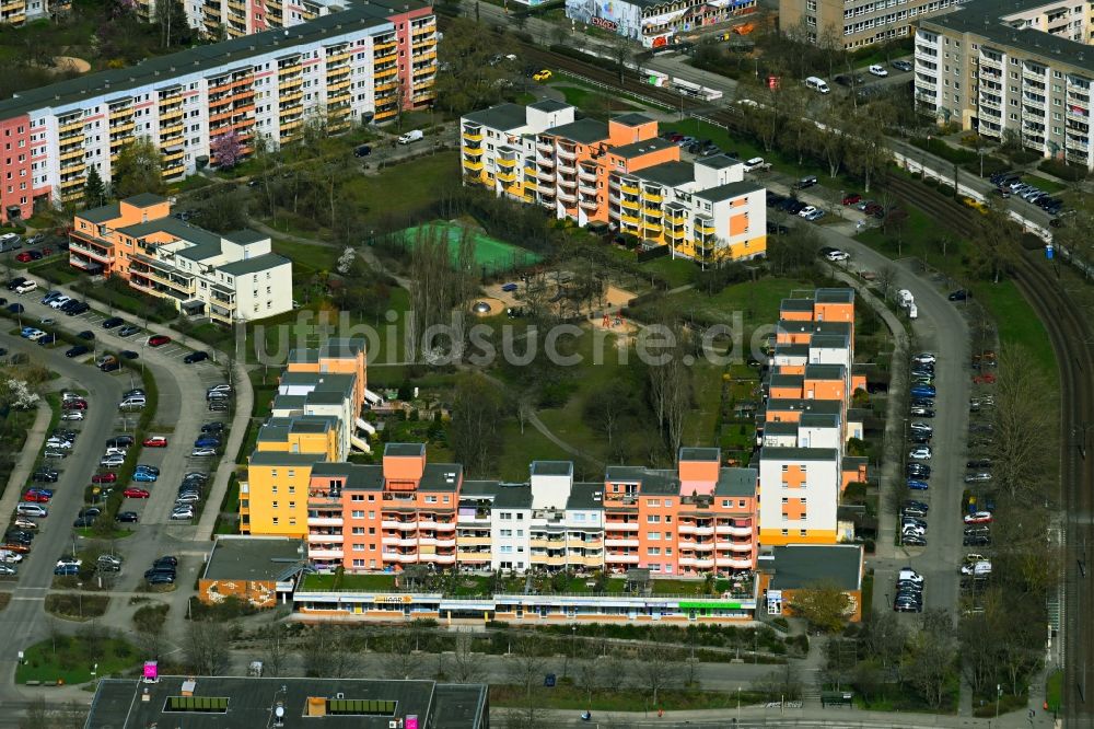 Berlin von oben - Plattenbau- Hochhaus- Wohnsiedlung Eichhorster Straße - Rosenbecker Straße im Ortsteil Marzahn in Berlin, Deutschland