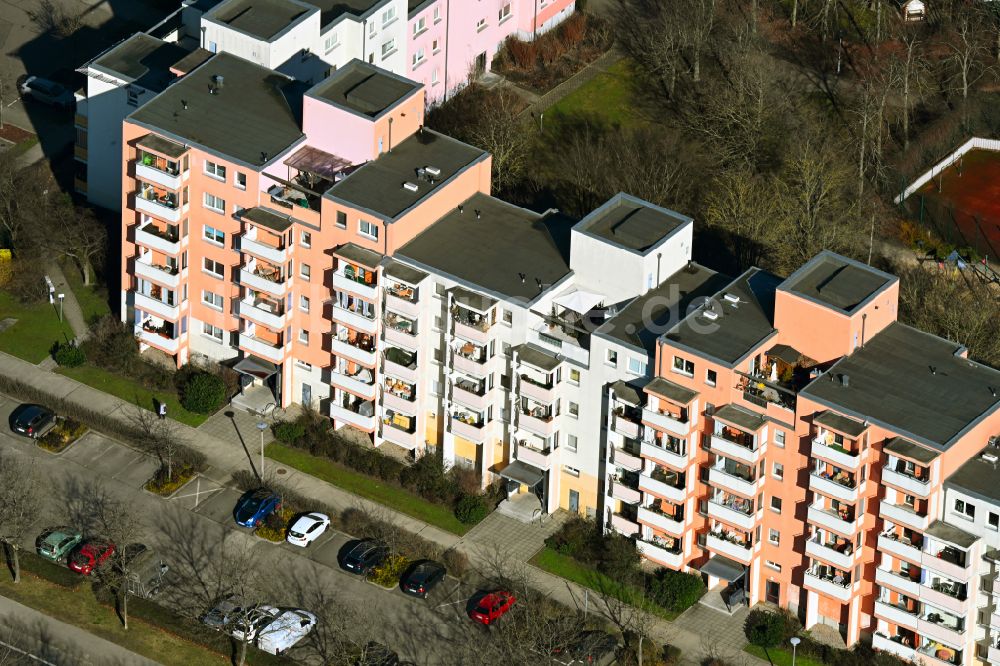 Luftaufnahme Berlin - Plattenbau- Hochhaus- Wohnsiedlung Eichhorster Straße - Rosenbecker Straße im Ortsteil Marzahn in Berlin, Deutschland