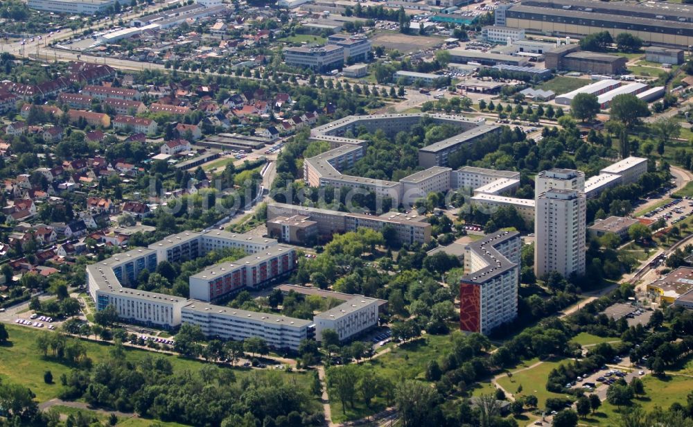 Luftbild Erfurt - Plattenbau- Hochhaus- Wohnsiedlung entlang dem Alfred-Delp-Ring - Jakob-Kaiser-Ring im Ortsteil Roter Berg in Erfurt im Bundesland Thüringen, Deutschland