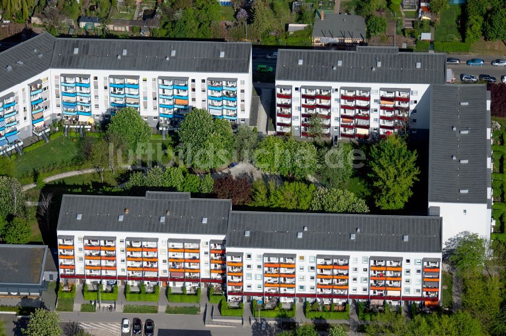 Luftbild Erfurt - Plattenbau- Hochhaus- Wohnsiedlung entlang dem Alfred-Delp-Ring - Jakob-Kaiser-Ring im Ortsteil Roter Berg in Erfurt im Bundesland Thüringen, Deutschland
