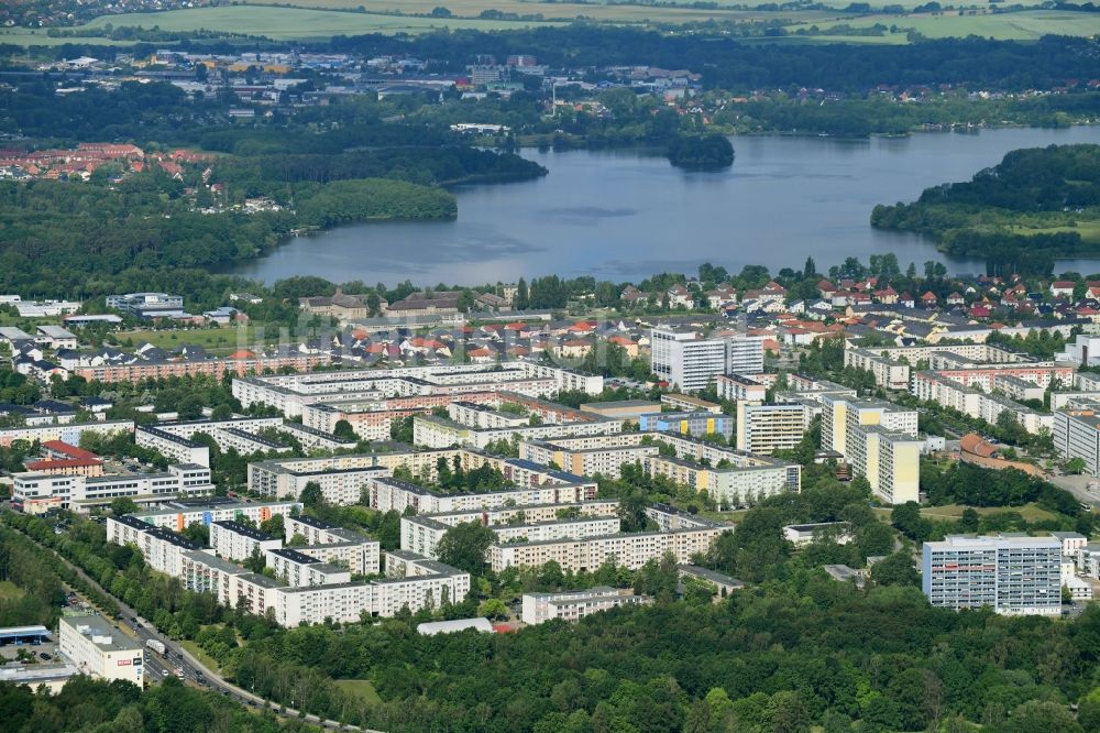 Luftbild Schwerin - Plattenbau- Hochhaus- Wohnsiedlung entlang der Andrej-Sacharow-Straße - Friedrich-Engels-Straße in Schwerin im Bundesland Mecklenburg-Vorpommern, Deutschland