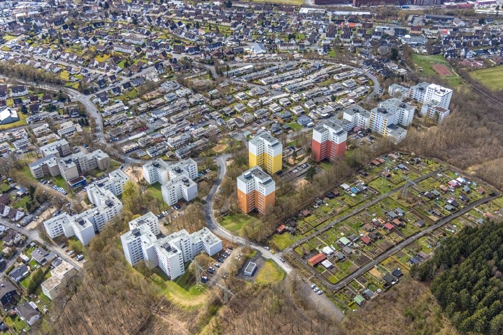 Luftaufnahme Kreuztal - Plattenbau- Hochhaus- Wohnsiedlung entlang des Eggersten Ring in Kreuztal im Bundesland Nordrhein-Westfalen, Deutschland