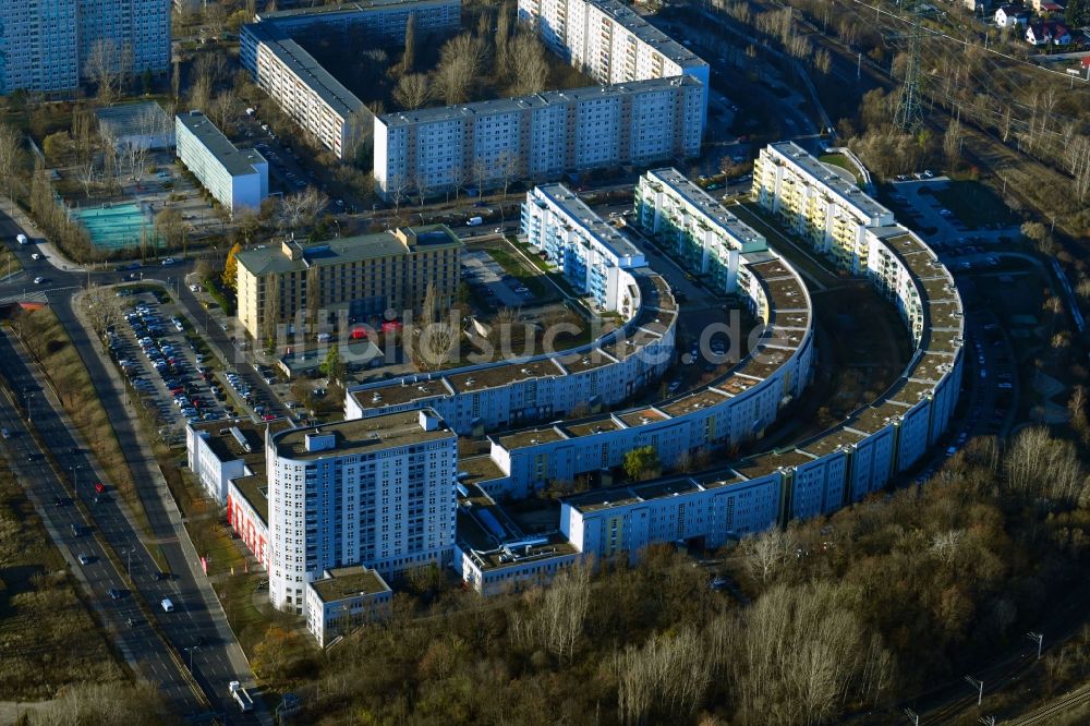 Berlin aus der Vogelperspektive: Plattenbau- Hochhaus- Wohnsiedlung entlang der Gensinger Straße in Berlin, Deutschland