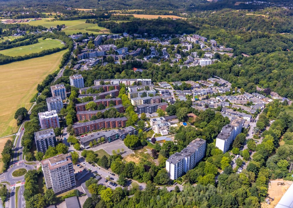 Luftaufnahme Heiligenhaus - Plattenbau- Hochhaus- Wohnsiedlung entlang der Harzstraße - Rhönstraße - Hunsrückstraße in Heiligenhaus im Bundesland Nordrhein-Westfalen, Deutschland