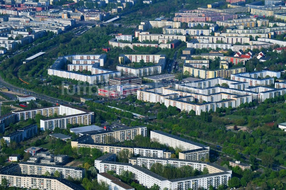 Luftbild Berlin - Plattenbau- Hochhaus- Wohnsiedlung entlang der Hellersdorfer Straße - Neue Grottkauer Straße in Berlin, Deutschland