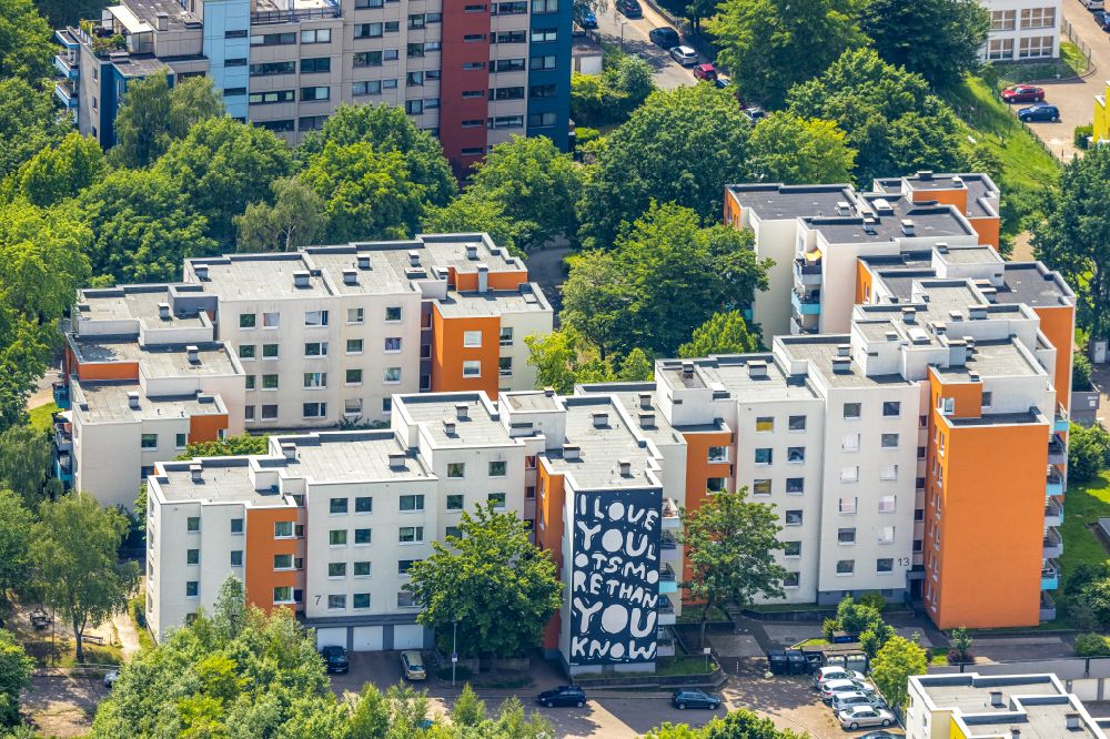 Bochum aus der Vogelperspektive: Plattenbau- Hochhaus- Wohnsiedlung entlang der Semperstraße - Gropiusweg in Bochum im Bundesland Nordrhein-Westfalen, Deutschland