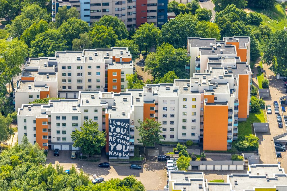 Luftaufnahme Bochum - Plattenbau- Hochhaus- Wohnsiedlung entlang der Semperstraße - Gropiusweg in Bochum im Bundesland Nordrhein-Westfalen, Deutschland