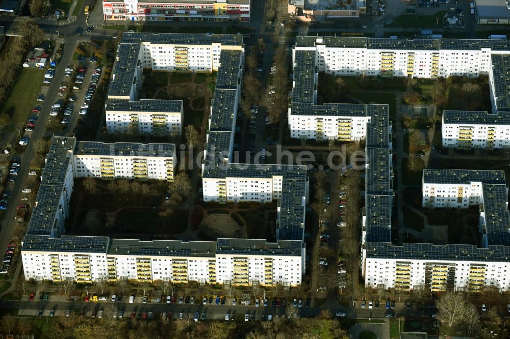 Luftaufnahme Berlin - Plattenbau- Hochhaus- Wohnsiedlung Erich-Kästner-Straße - Neue Grottkauer Straße - Maxi-Wander-Straße im Ortsteil Hellersdorf in Berlin, Deutschland