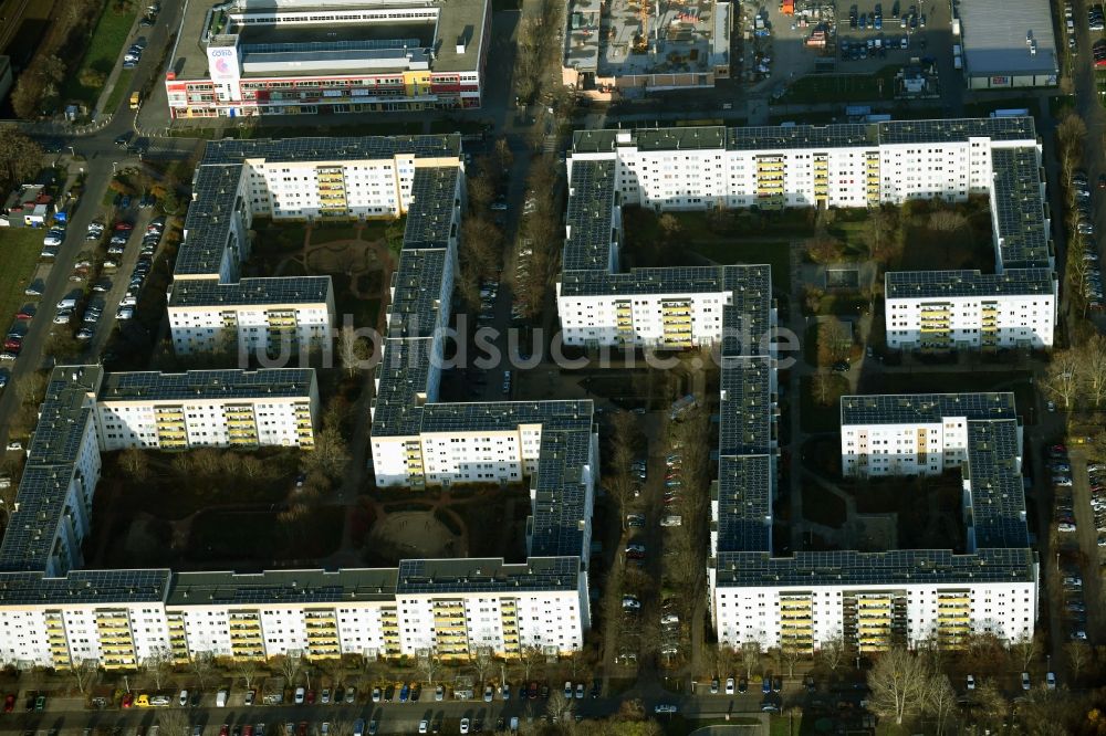 Berlin von oben - Plattenbau- Hochhaus- Wohnsiedlung Erich-Kästner-Straße - Neue Grottkauer Straße - Maxi-Wander-Straße im Ortsteil Hellersdorf in Berlin, Deutschland