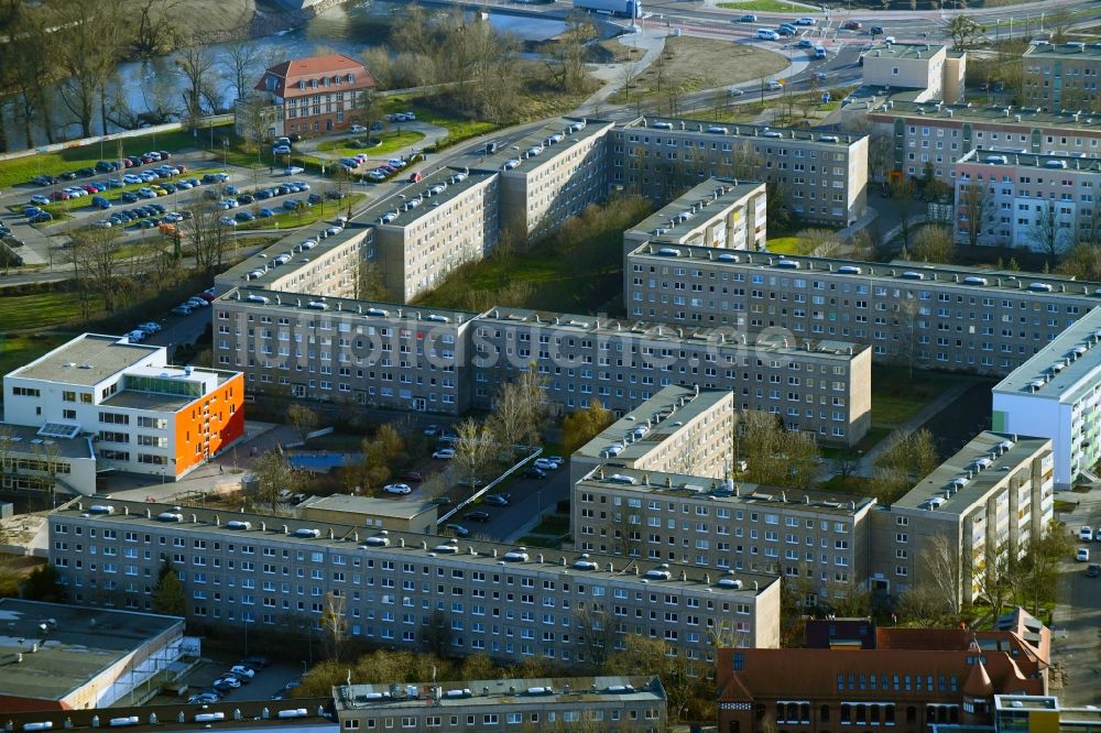 Luftbild Dessau - Plattenbau- Hochhaus- Wohnsiedlung Flössergasse - Friederikenstraße in Dessau im Bundesland Sachsen-Anhalt, Deutschland