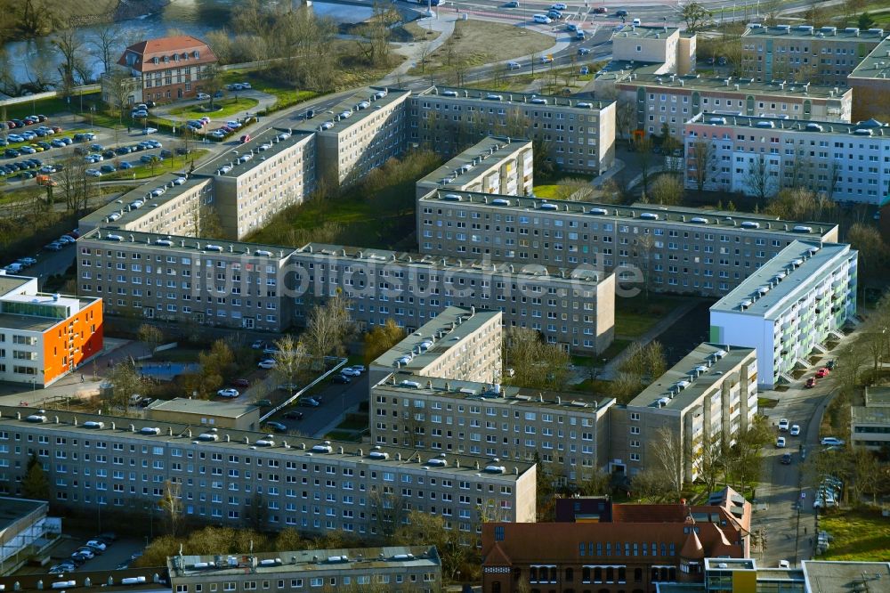 Luftaufnahme Dessau - Plattenbau- Hochhaus- Wohnsiedlung Flössergasse - Friederikenstraße in Dessau im Bundesland Sachsen-Anhalt, Deutschland
