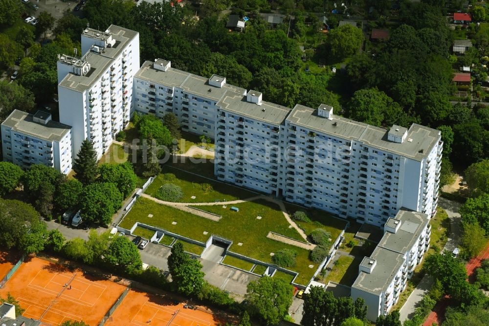 Luftaufnahme Berlin - Plattenbau- Hochhaus- Wohnsiedlung an der Gelieustraße im Ortsteil Lichterfelde in Berlin, Deutschland