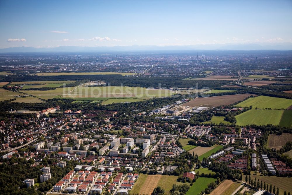 Luftaufnahme Oberschleißheim - Plattenbau- Hochhaus- Wohnsiedlung Am Glasanger - Am Schäferanger in Oberschleißheim im Bundesland Bayern, Deutschland