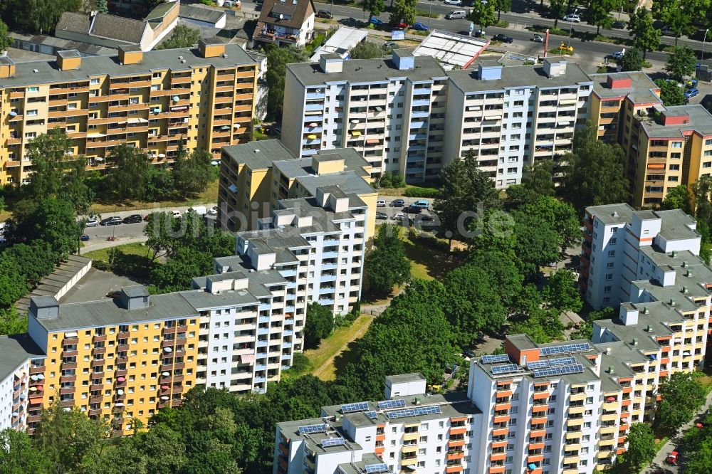 Luftaufnahme Berlin - Plattenbau- Hochhaus- Wohnsiedlung Gropiusstadt im Ortsteil Neukölln in Berlin, Deutschland