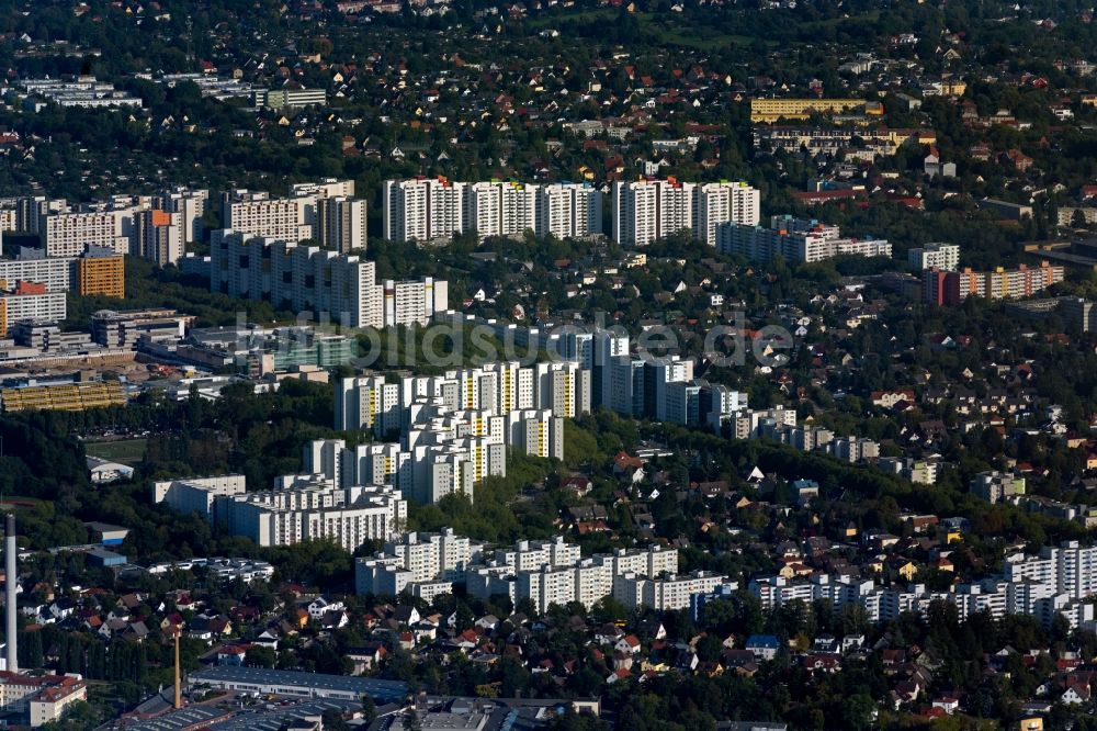 Luftaufnahme Berlin - Plattenbau- Hochhaus- Wohnsiedlung am Heinzegraben im Ortsteil Märkisches Viertel in Berlin, Deutschland