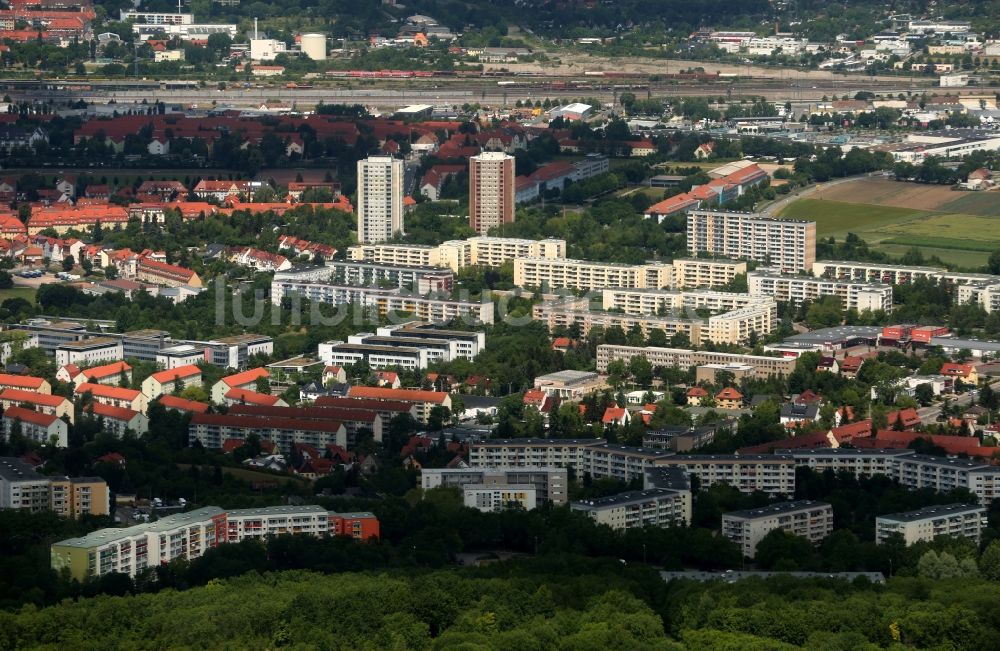 Luftaufnahme Erfurt - Plattenbau- Hochhaus- Wohnsiedlung Herrenberg im Südwesten von Erfurt im Bundesland Thüringen