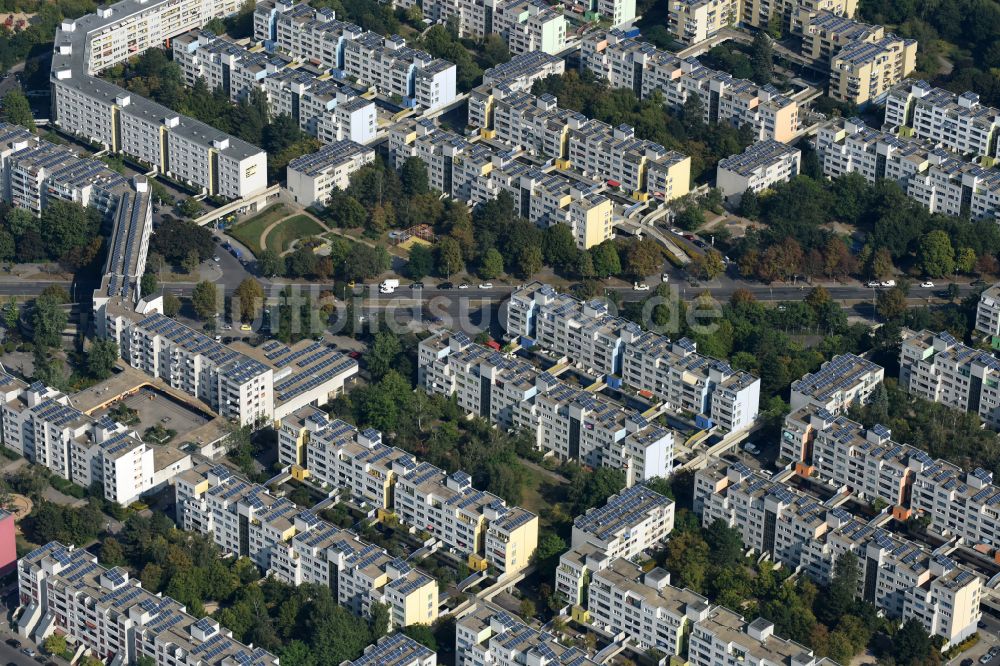 Berlin aus der Vogelperspektive: Plattenbau- Hochhaus- Wohnsiedlung High Deck Siedlung in Berlin, Deutschland