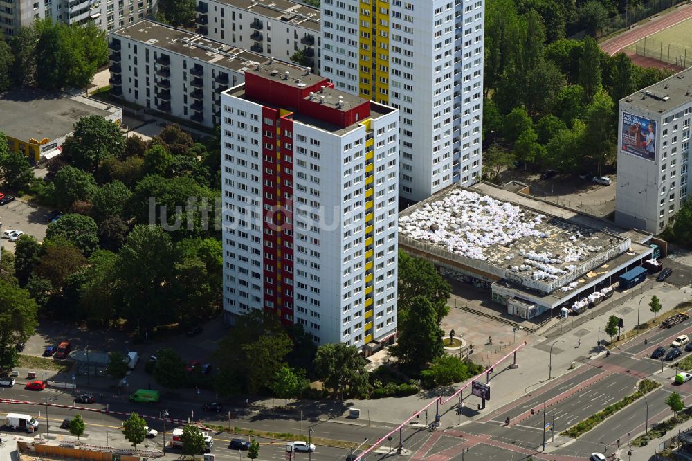 Luftaufnahme Berlin - Plattenbau- Hochhaus- Wohnsiedlung an der Holzmarktstraße in Berlin, Deutschland