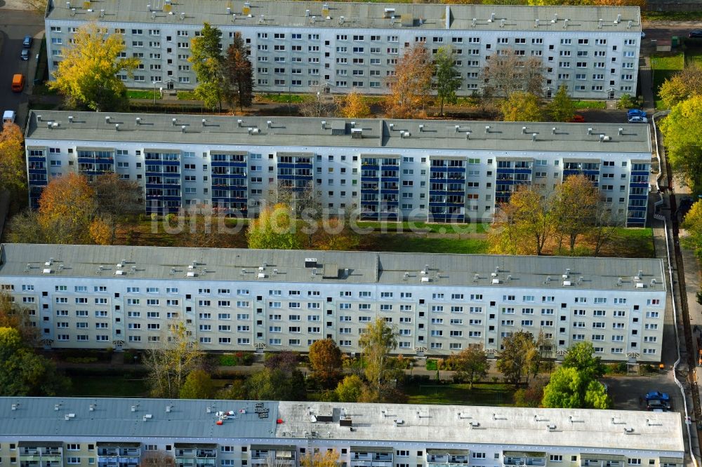 Magdeburg von oben - Plattenbau- Hochhaus- Wohnsiedlung Innsbrucker Straße - Schneidlinger Straße in Magdeburg im Bundesland Sachsen-Anhalt, Deutschland