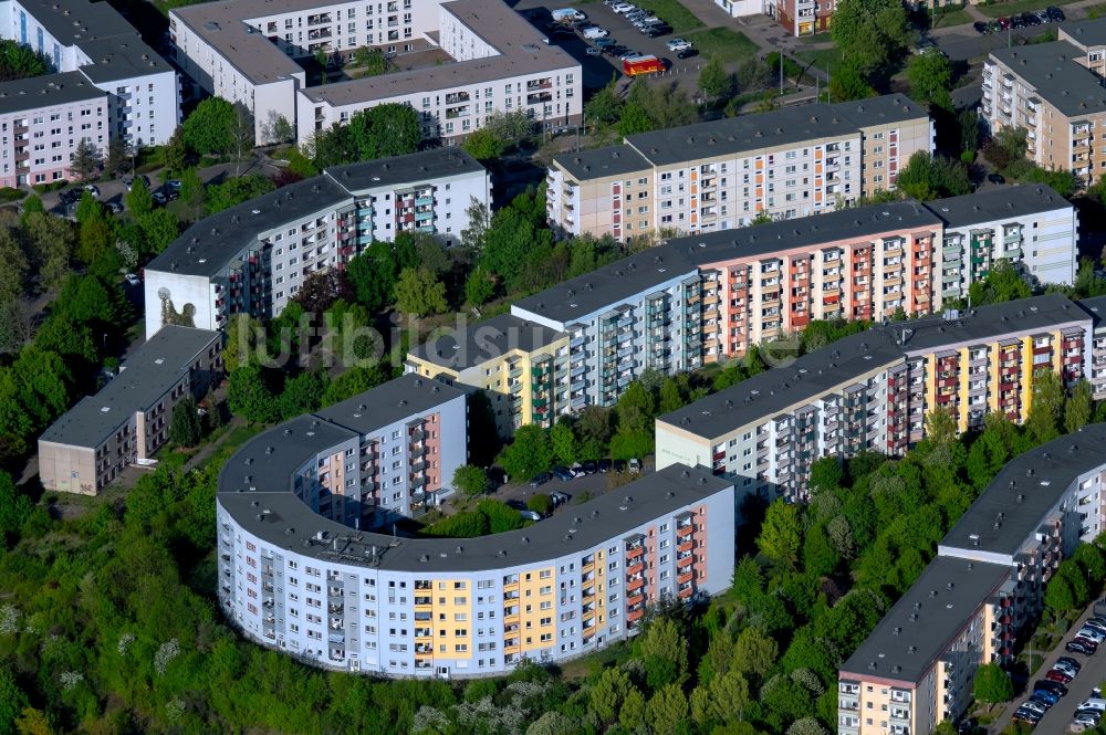 Erfurt von oben - Plattenbau- Hochhaus- Wohnsiedlung Am Katzenberg in Erfurt im Bundesland Thüringen, Deutschland