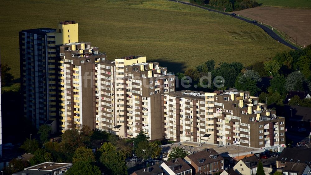 Luftaufnahme Köln - Plattenbau- Hochhaus- Wohnsiedlung Auf dem Kölnberg im Ortsteil Menschenich in Köln im Bundesland Nordrhein-Westfalen, Deutschland