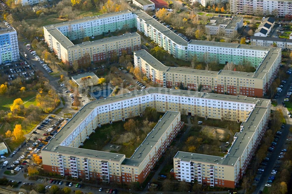 Berlin aus der Vogelperspektive: Plattenbau- Hochhaus- Wohnsiedlung Klützer Straße - Kröpeliner Straße im Ortsteil Neu-Hohenschönhausen in Berlin, Deutschland