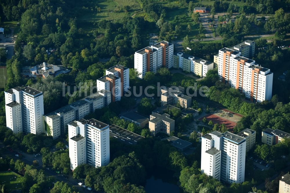 Luftbild Berlin - Plattenbau- Hochhaus- Wohnsiedlung und die Mercator-Grundschule am Mercatorweg - Osdorfer Straße in Berlin, Deutschland