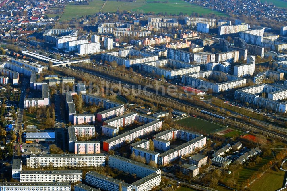 Berlin von oben - Plattenbau- Hochhaus- Wohnsiedlung an der Märkische Allee in Berlin, Deutschland