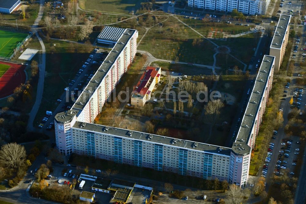 Luftbild Berlin - Plattenbau- Hochhaus- Wohnsiedlung Märkische Allee - Raoul-Wallenberg-Straße im Ortsteil Marzahn in Berlin, Deutschland