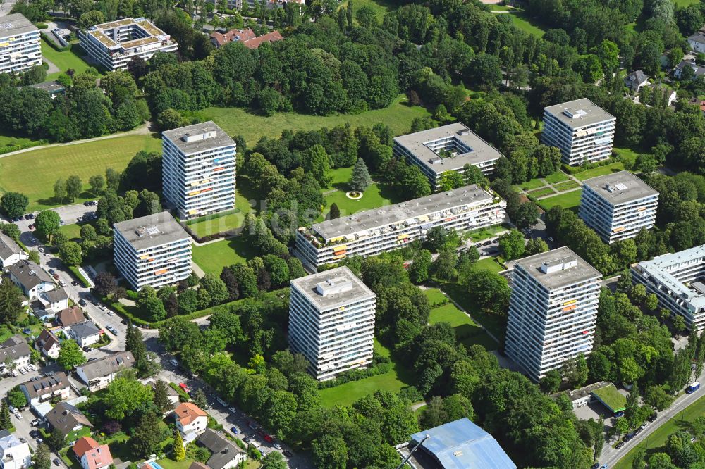 Luftbild München - Plattenbau- Hochhaus- Wohnsiedlung im Ortsteil Bogenhausen in München im Bundesland Bayern, Deutschland