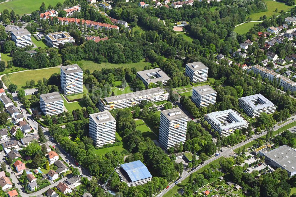 Luftaufnahme München - Plattenbau- Hochhaus- Wohnsiedlung im Ortsteil Bogenhausen in München im Bundesland Bayern, Deutschland