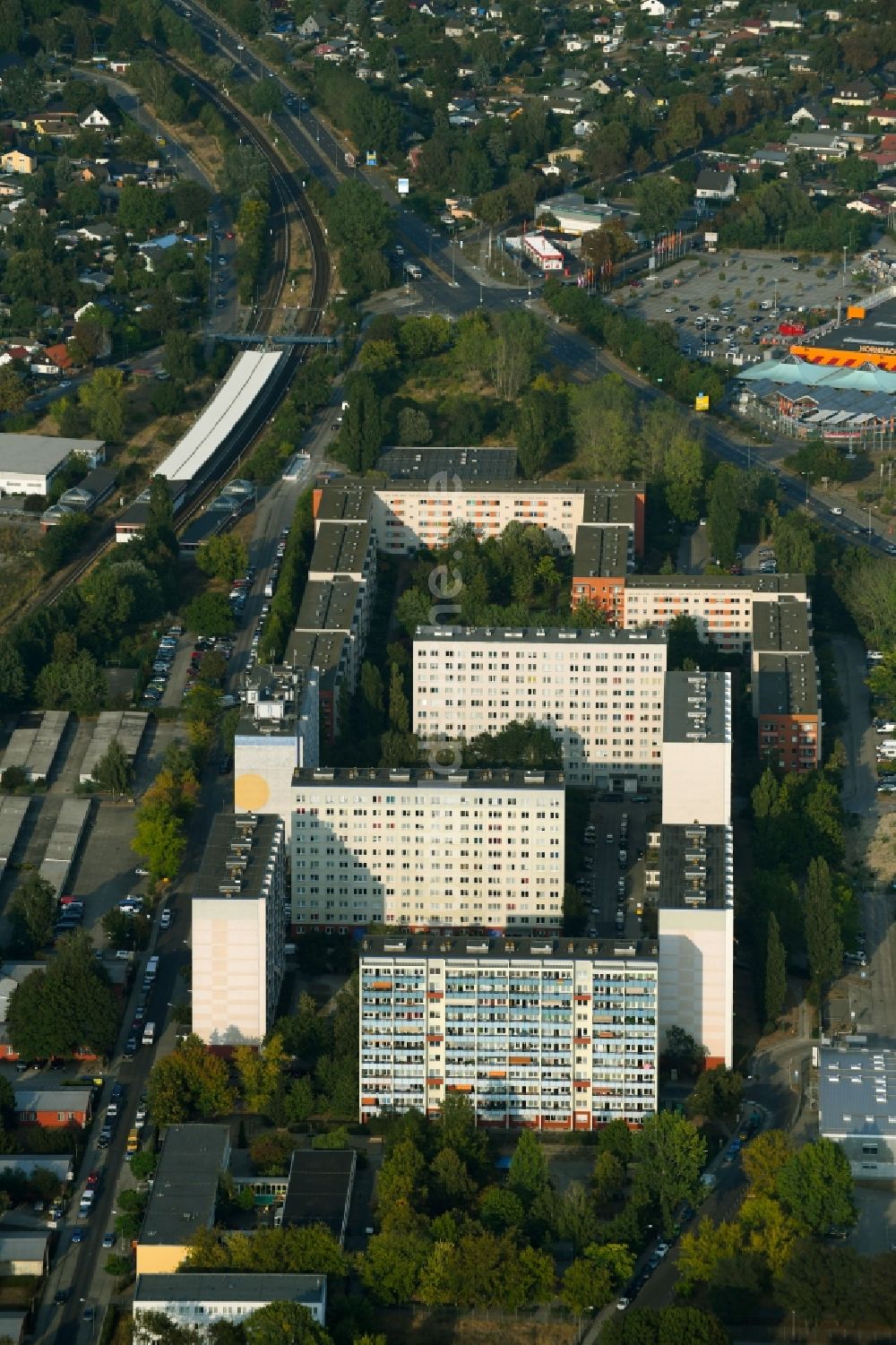 Luftaufnahme Berlin - Plattenbau- Hochhaus- Wohnsiedlung im Ortsteil Bohnsdorf in Berlin, Deutschland